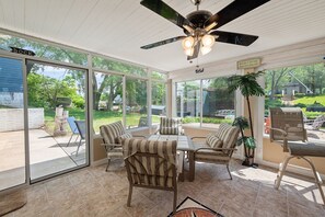 Outdoor dining - Glass Porch Cottage Lake Freeman (Monticello)