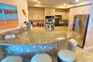 ثلاجة، ميكروويف، فرن، موقد طهي مسطح