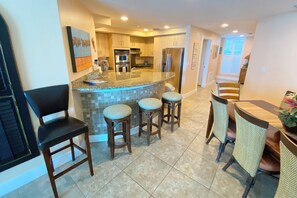 Dining - Serenity: Island Tower 702 3BR 3BA, 2 Gulf-Front Masters, + Free Beach Service!! (Gulf Shores)