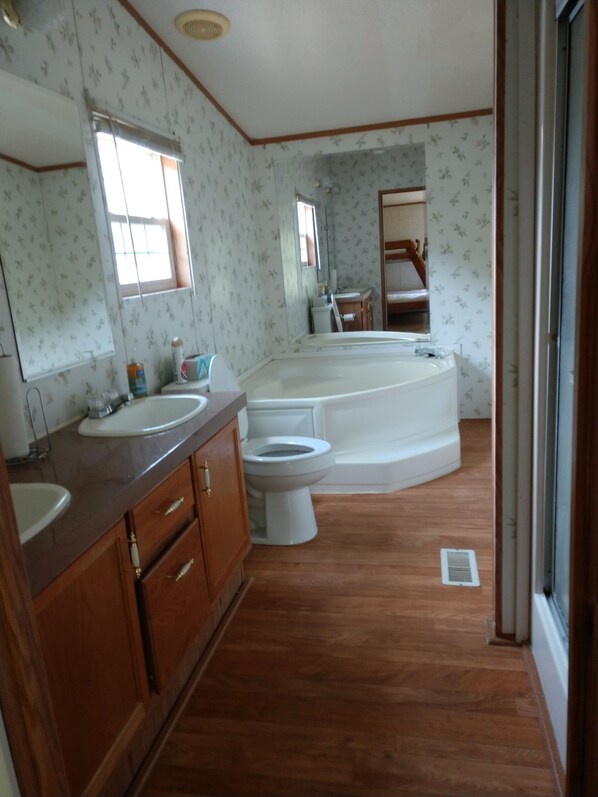 Ensemble douche/baignoire, savon, papier toilette