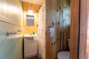 Shower, towels - Cottage 10 Summary:<br>S (Laconia)
