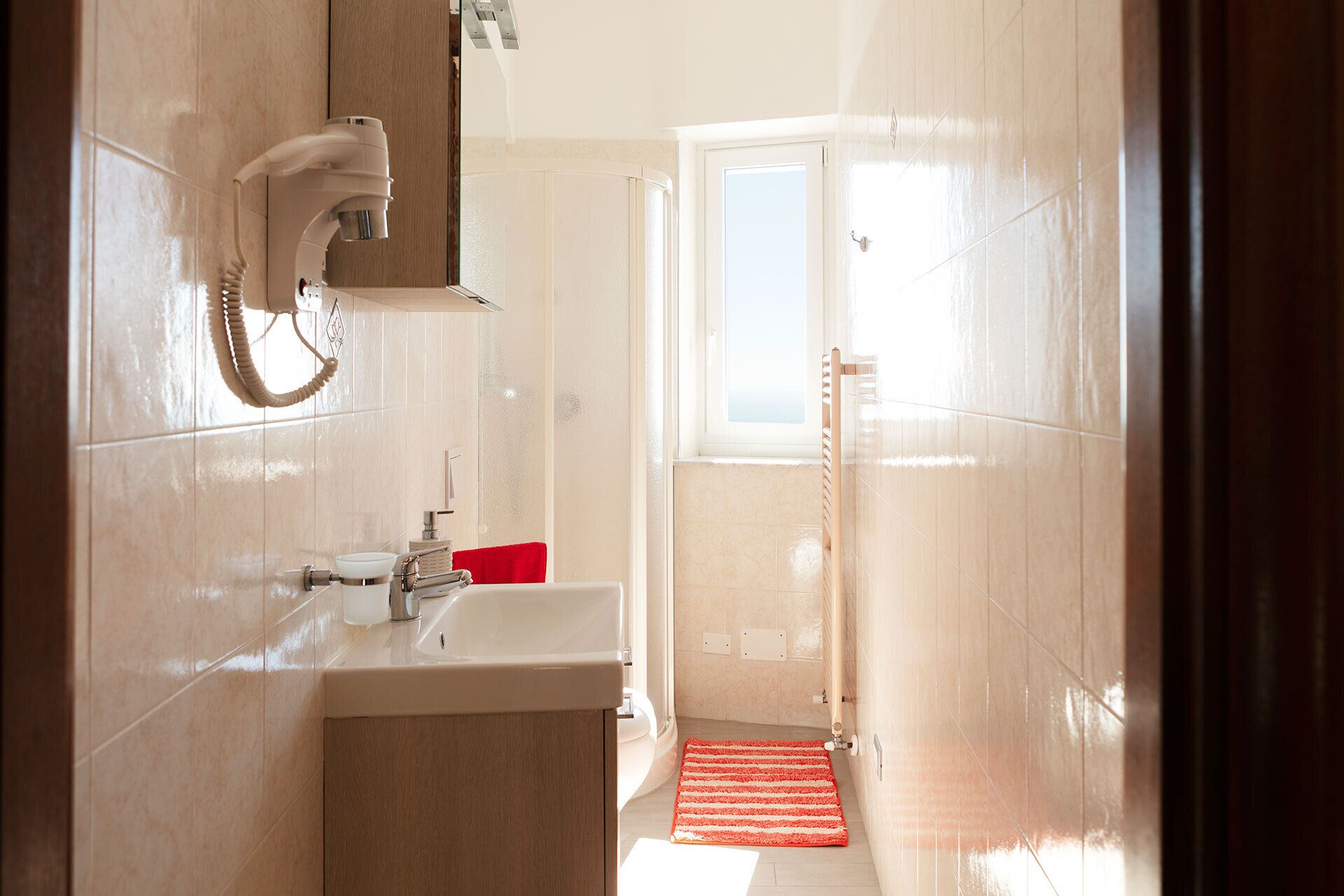 Dusche, Haartrockner, Handtücher, Toilettenpapier