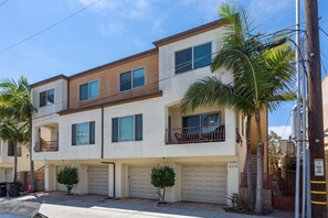 Exterior - Perfect Beach Condo, Walk to Ocean, Garage Parking (San Diego)