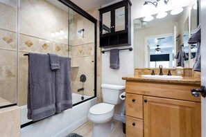 Hair dryer, towels - Perfect Beach Condo, Walk to Ocean, Garage Parking (San Diego)