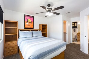 3 bedrooms, iron/ironing board, WiFi, bed sheets - Perfect Beach Condo, Walk to Ocean, Garage Parking (San Diego)