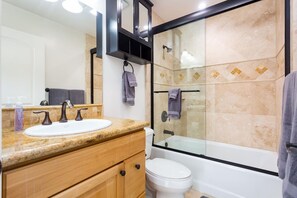 Hair dryer, towels - Perfect Beach Condo, Walk to Ocean, Garage Parking (San Diego)