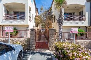 Property grounds - Perfect Beach Condo, Walk to Ocean, Garage Parking (San Diego)