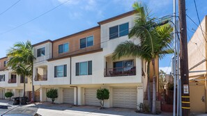Exterior - Perfect Beach Condo, Walk to Ocean, Garage Parking (San Diego)