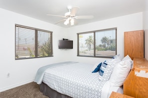 Iron/ironing board, WiFi, bed sheets - Perfect Beach Condo, Walk to Ocean, Garage Parking (San Diego)