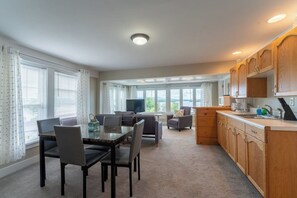 Dining - Lakeview Captain's Suite (Laconia)