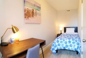 2 habitaciones, escritorio, tabla de planchar con plancha y wifi gratis 
