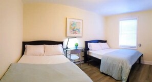 2 habitaciones, escritorio, tabla de planchar con plancha y wifi gratis 