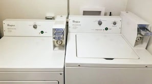 Dos lavadoras Whirlpool una al lado de la otra en un cuarto de lavandería.