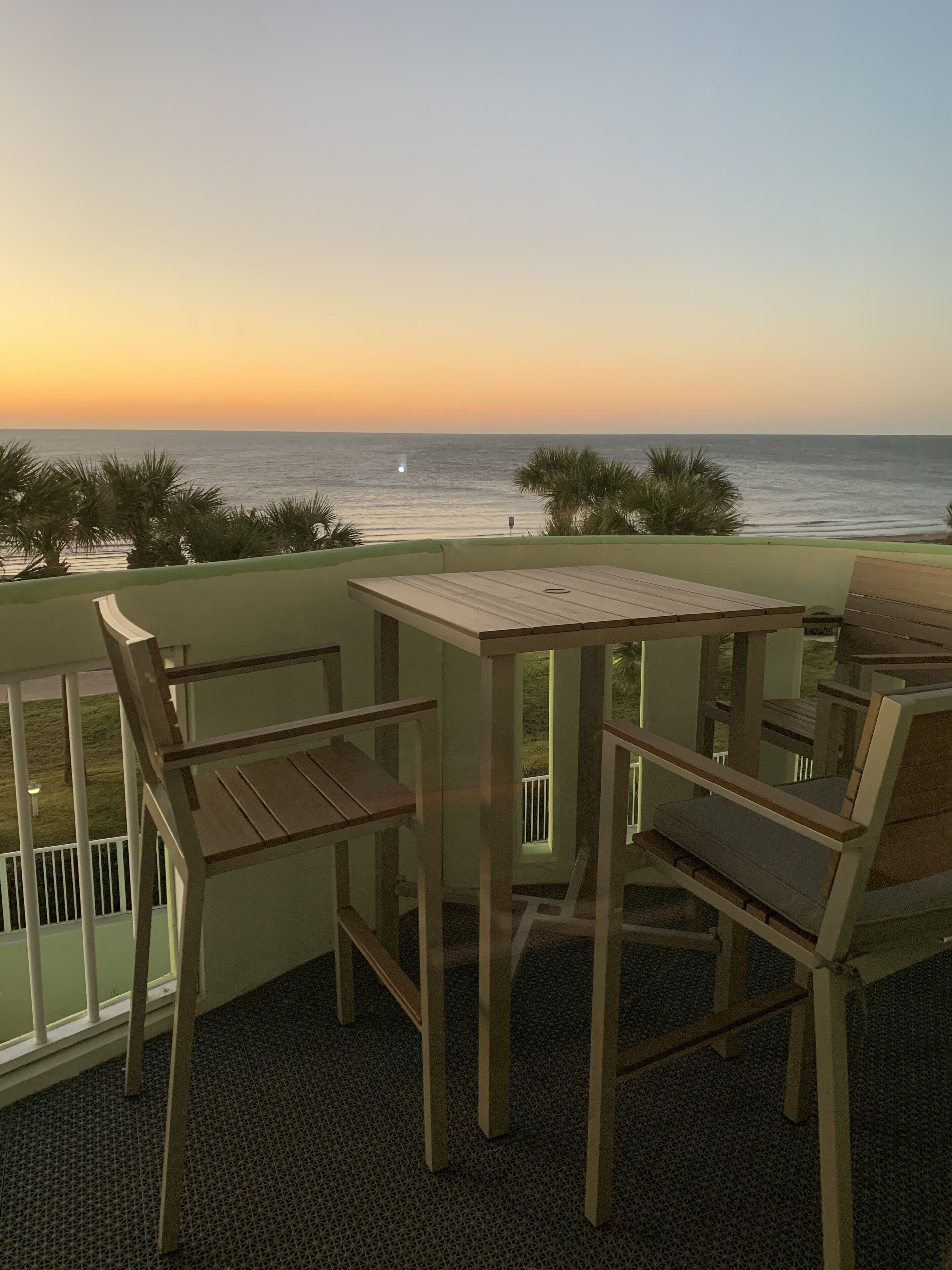 Gorgeous balcony with ocean views !