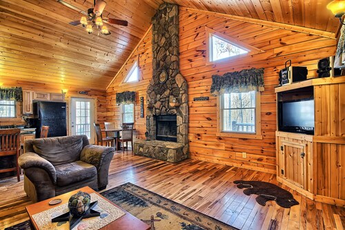Leaning Tree - Cozy Log Cabin in the Hocking Hills