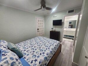 Iron/ironing board, free WiFi, bed sheets - Studio Sea- studio with queen bed, living room, fully stocked kitchen& full bath (Marathon)