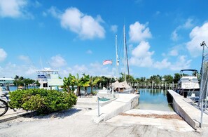 Marina - Studio Sea- studio with queen bed, living room, fully stocked kitchen& full bath (Marathon)