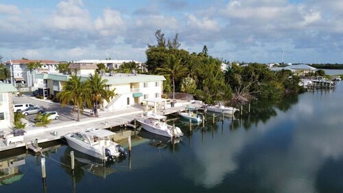 Studio Sea- studio with queen bed, living room, fully stocked kitchen& full bath