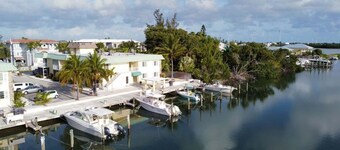 Studio Sea- studio with queen bed, living room, fully stocked kitchen& full bath