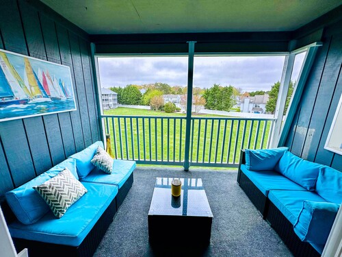 Stylish 2BR Condo Near Beach/Large Pool & Patio/ Pet Friendly