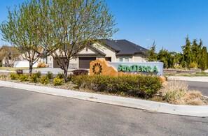 Exterior - TJ Rancher home, private yard, king beds, 2.5 bath (Twin Falls)