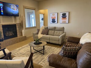 Smart TV, offices - TJ Rancher home, private yard, king beds, 2.5 bath (Twin Falls)