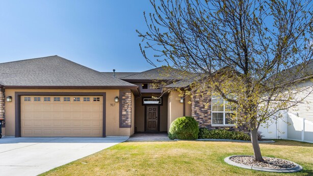 A residential house with a garage, a front door, and a well-maintained lawn. - TJ Rancher home, private yard, king beds, 2.5 bath (Twin Falls)