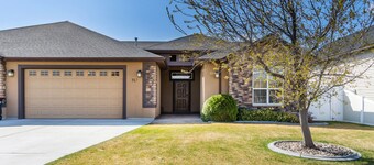 TJ Rancher home, private yard, king beds, 2.5 bath