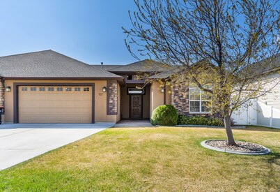 TJ Rancher home, private yard, king beds, 2.5 bath