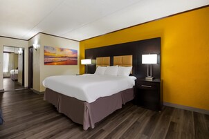 Escritorio, espacio para trabajar con laptop y cortinas blackout