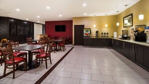 Ein modernes Restaurant mit einer langen Theke, mehreren Tischen und Stühlen.