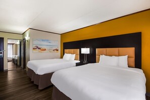 Habitación estándar, 2 camas Queen size, para no fumadores | Escritorio, espacio para trabajar con laptop y cortinas blackout 