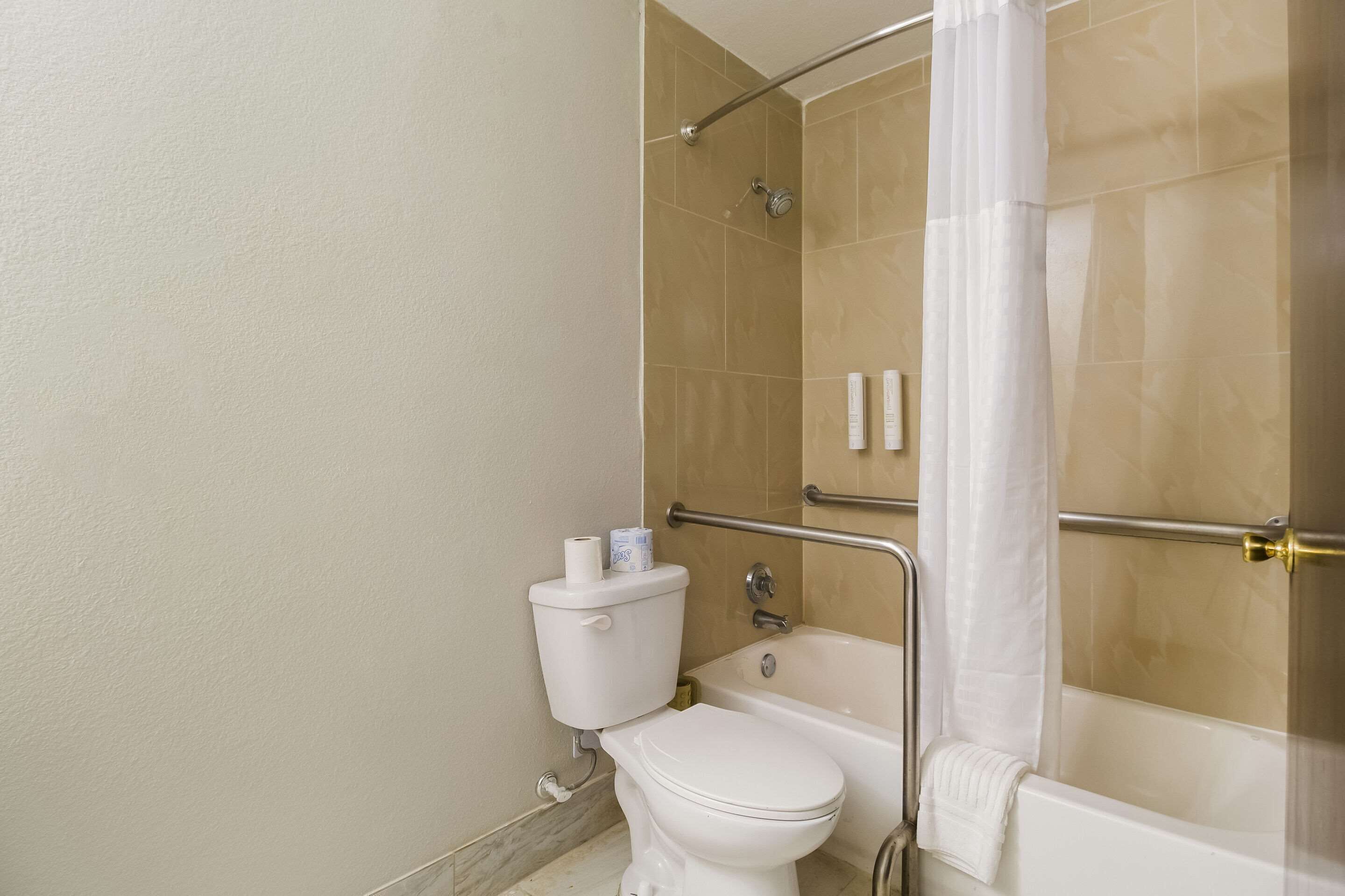 Bathroom | Combined shower/tub, hair dryer