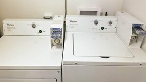 Två tvättmaskiner från Whirlpool, båda med kontrollpanel och prislapp.