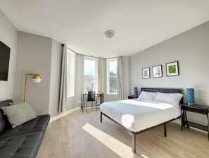 4 Schlafzimmer, Schreibtisch, Bügeleisen/Bügelbrett, kostenloses WLAN