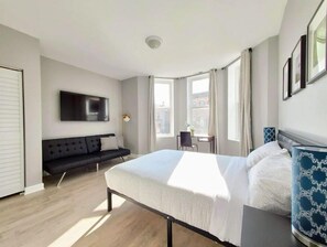 4 slaapkamers, een bureau, een strijkplank/strijkijzer, gratis wifi