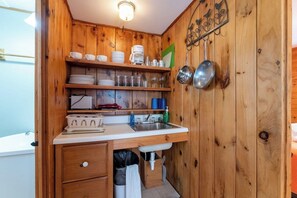 Réfrigérateur, four à micro-ondes, cafetière-théière, grille-pain