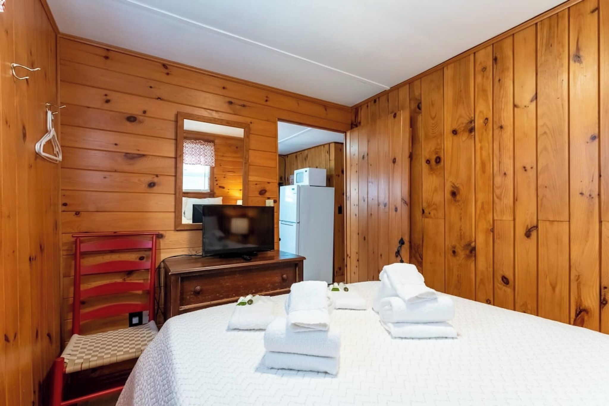 2 bedrooms, iron/ironing board, internet, bed sheets