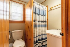 Douche, sèche-cheveux, serviettes fournies