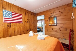 2 bedrooms, iron/ironing board, Internet, bed sheets