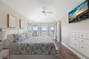 4 bedrooms, desk, free WiFi, bed sheets