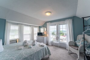 1 bedroom, WiFi, bed sheets - Room 10 (3rd Floor Shared Bathroom) (Laconia)