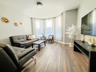 4 #1S - 4 Bedroom / 1.5 Bath Condo near McCormick Place, Wintrust Arena