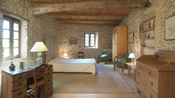 4 slaapkamers, een strijkplank/strijkijzer, reisbedje, wifi