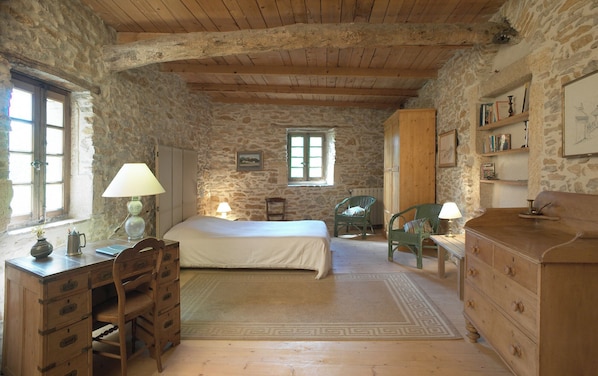 4 slaapkamers, een strijkplank/strijkijzer, reisbedje, wifi