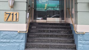 A hotel entrance with a sign reading "ROBINS" and the number "711". - Ansonia Hotel - Hostel (San Francisco)