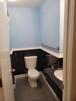 Basic Double Room, 1 Double Bed | Bathroom | Combined shower/bathtub, hydromassage showerhead, hair dryer, towels - Ansonia Hotel - Hostel (San Francisco)