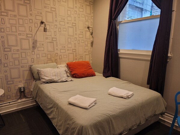 Kahden hengen deluxe-huone, 1 parisänky | Silitysrauta/-lauta, vuodevaatteet