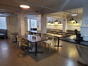 Dining - Ansonia Hotel - Hostel (San Francisco)