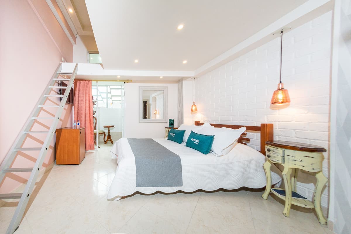 Hypo-allergenic bedding, free WiFi, bed sheets